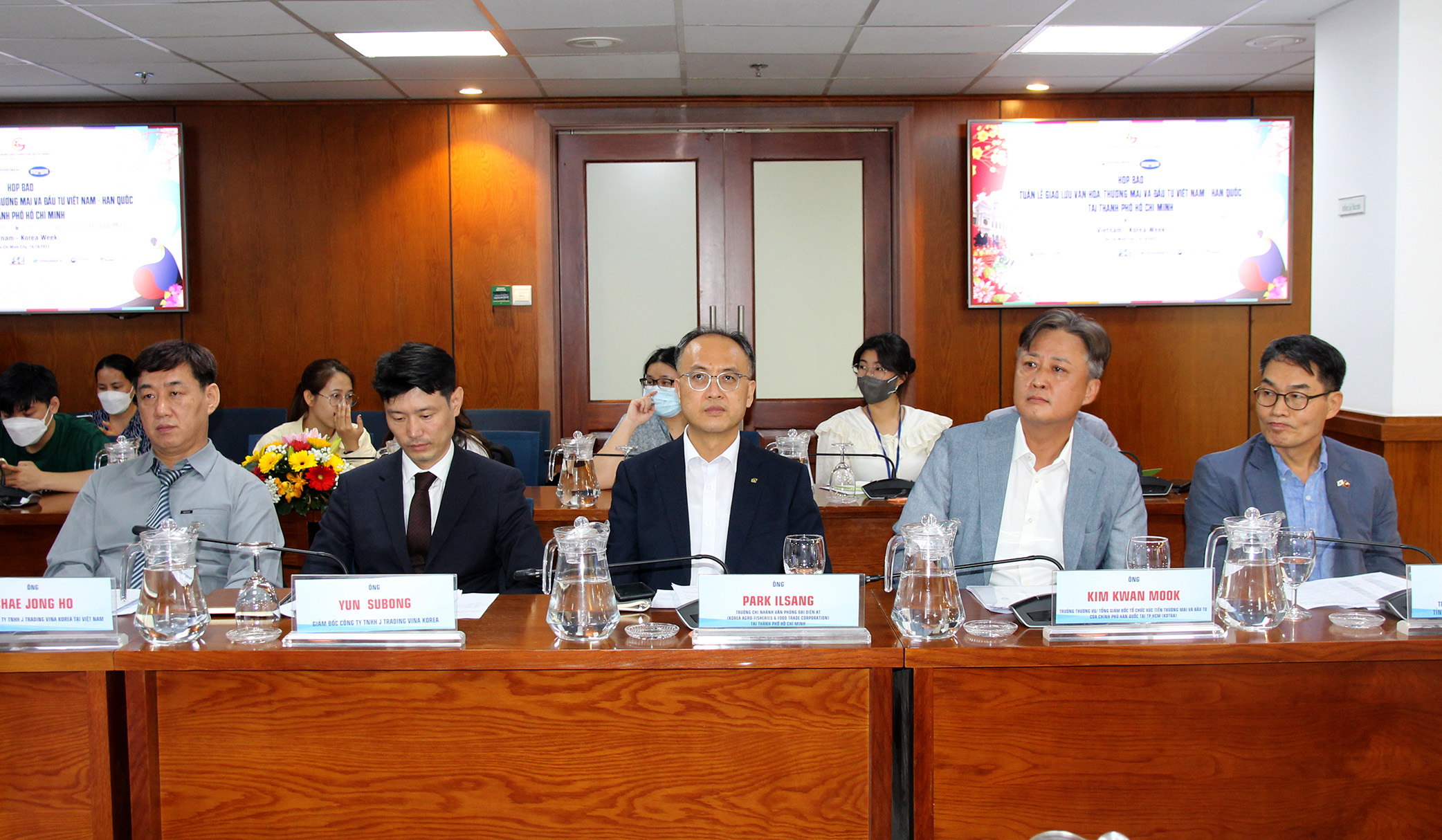 Đại diện các tổ chức của Hàn Quốc tham gia trong Tuần lễ giao lưu Văn hóa, Thương mại và Đầu tư Việt Nam – Hàn Quốc tại TP. Hồ Chí Minh tại buổi họp báo (Ảnh: H.Hào)